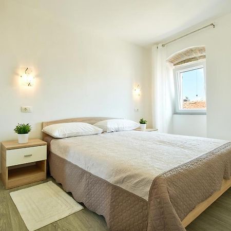 Roviv Apartments In The Old Town By Irundo Ровин Екстериор снимка