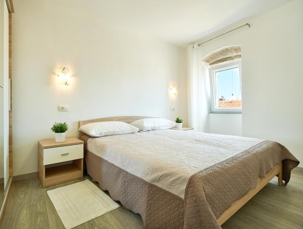 Roviv Apartments In The Old Town By Irundo Ровин Екстериор снимка